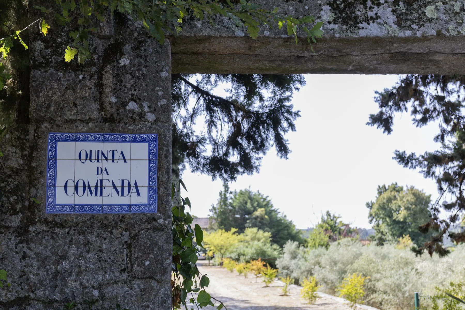 Placa de azulejo à entrada da Quinta da Comenda